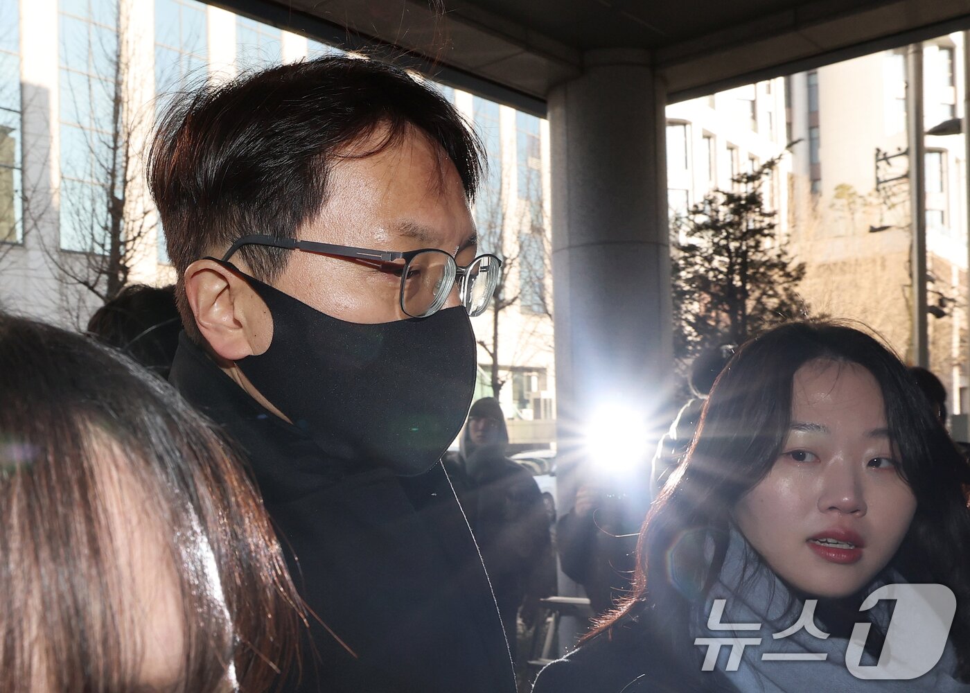 본문 이미지 - 국회증언감정법상 위증 혐의를 받는 박대준 전 쿠팡 대표가 3일 오전 서울 마포구 서울경찰청 광역수사단 공공범죄수사대에서 조사를 받기 위해 출석하고 있다. 박 전 대표는 지난 해 12월 국회에서 열린 ‘쿠팡 연석 청문회’에서 위증한 혐의로 국회 과학기술정보통신위원회에 의해 고발됐다. 2026.2.3/뉴스1 ⓒ News1 오대일 기자