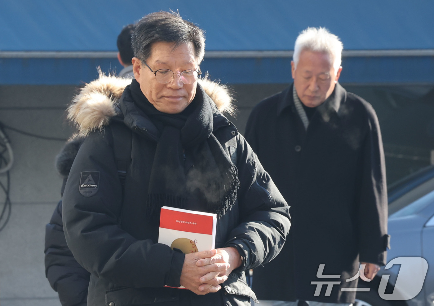 (서울=뉴스1) 이광호 기자 = 소녀상 철거를 요구하며 위안부 피해자들을 모욕한 혐의를 받는 위안부법폐지국민행동의 김병헌 대표가 3일 오전 경찰 조사를 받기 위해 서울 서초경찰서에 …