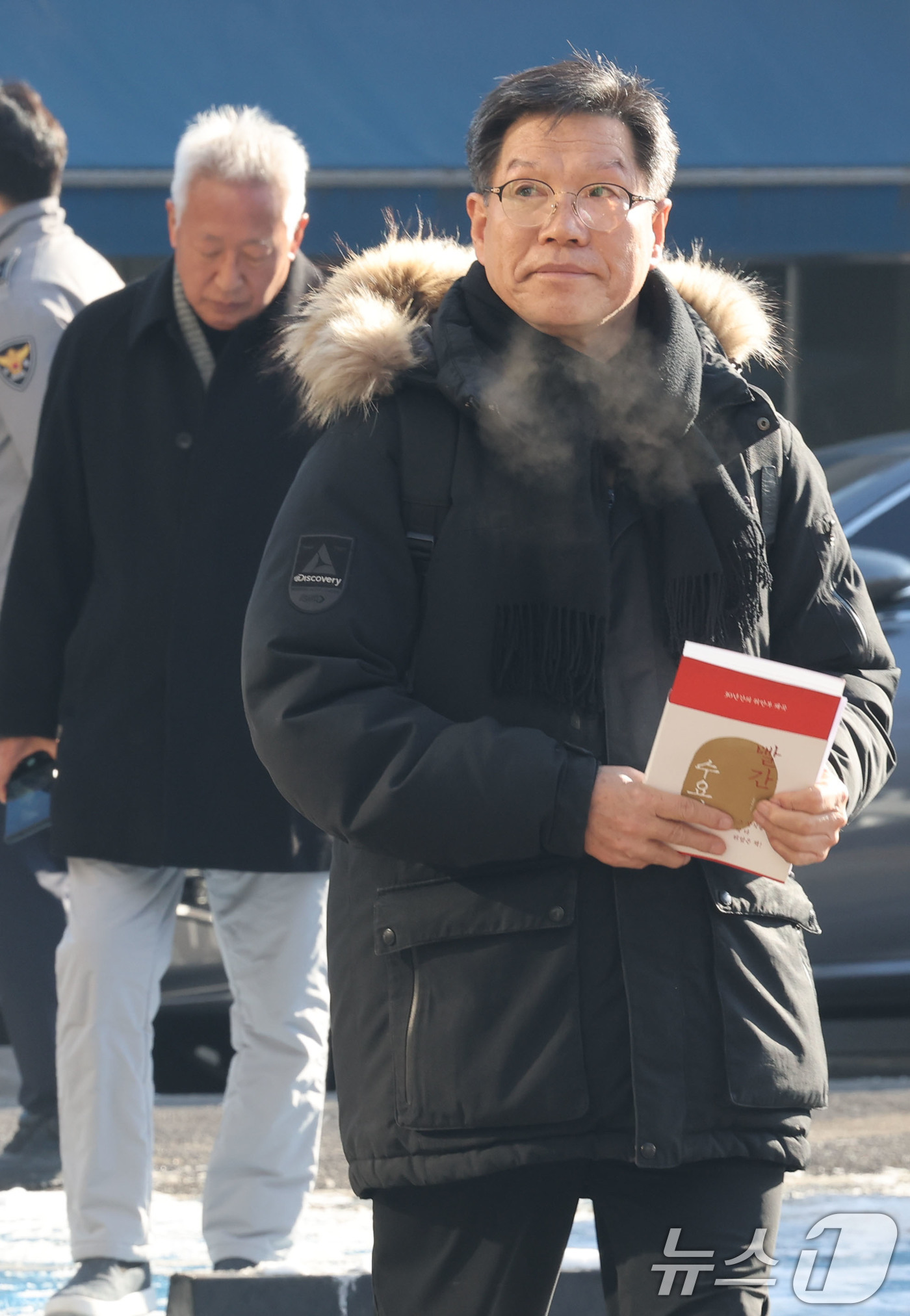 (서울=뉴스1) 이광호 기자 = 소녀상 철거를 요구하며 위안부 피해자들을 모욕한 혐의를 받는 위안부법폐지국민행동의 김병헌 대표가 3일 오전 경찰 조사를 받기 위해 서울 서초경찰서에 …