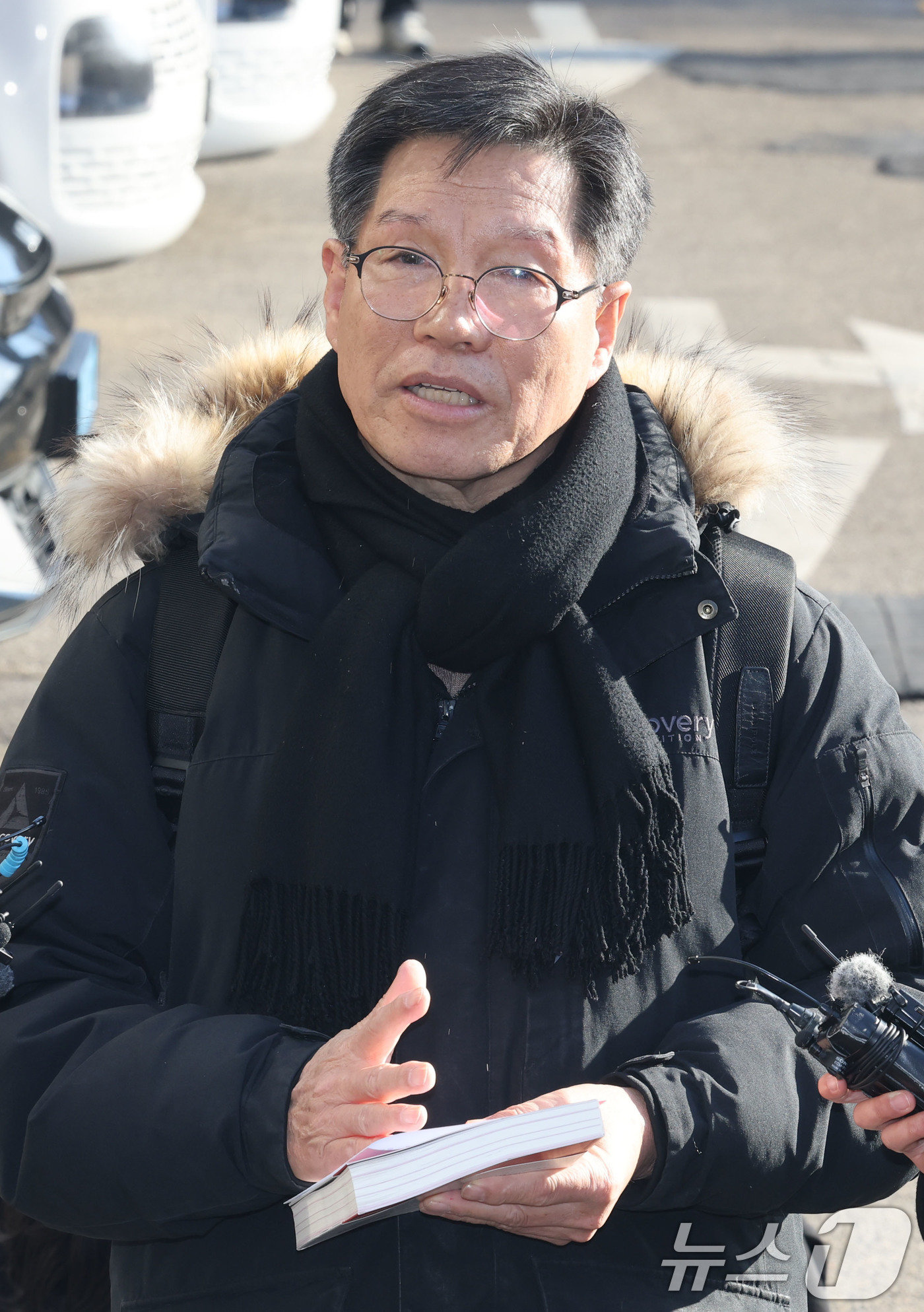 (서울=뉴스1) 이광호 기자 = 소녀상 철거를 요구하며 위안부 피해자들을 모욕한 혐의를 받는 위안부법폐지국민행동의 김병헌 대표가 3일 오전 경찰 조사를 받기 위해 서울 서초경찰서에 …