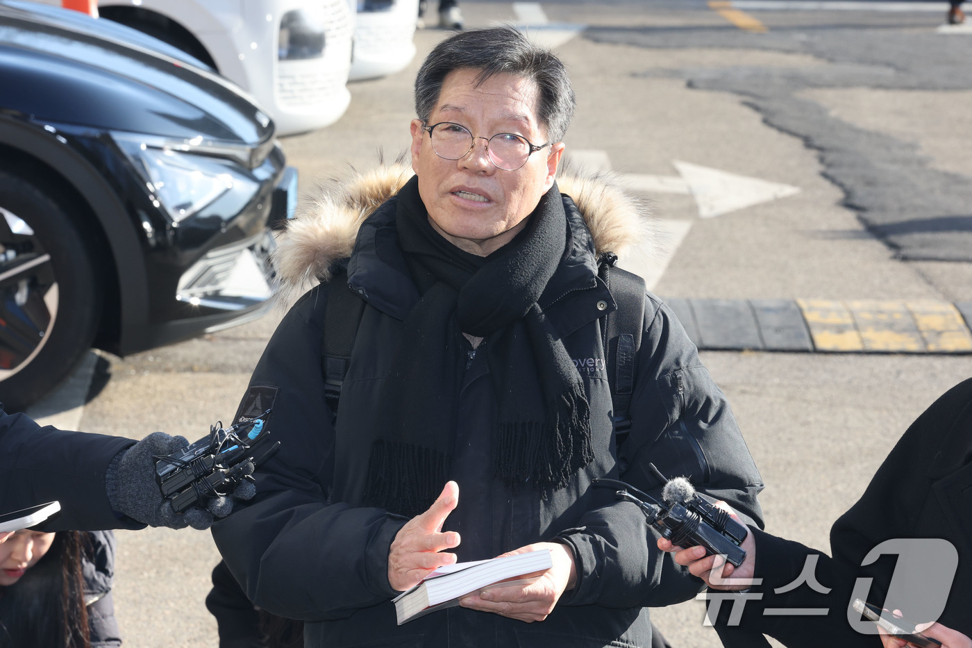 (서울=뉴스1) 이광호 기자 = 소녀상 철거를 요구하며 위안부 피해자들을 모욕한 혐의를 받는 위안부법폐지국민행동의 김병헌 대표가 3일 오전 경찰 조사를 받기 위해 서울 서초경찰서에 …