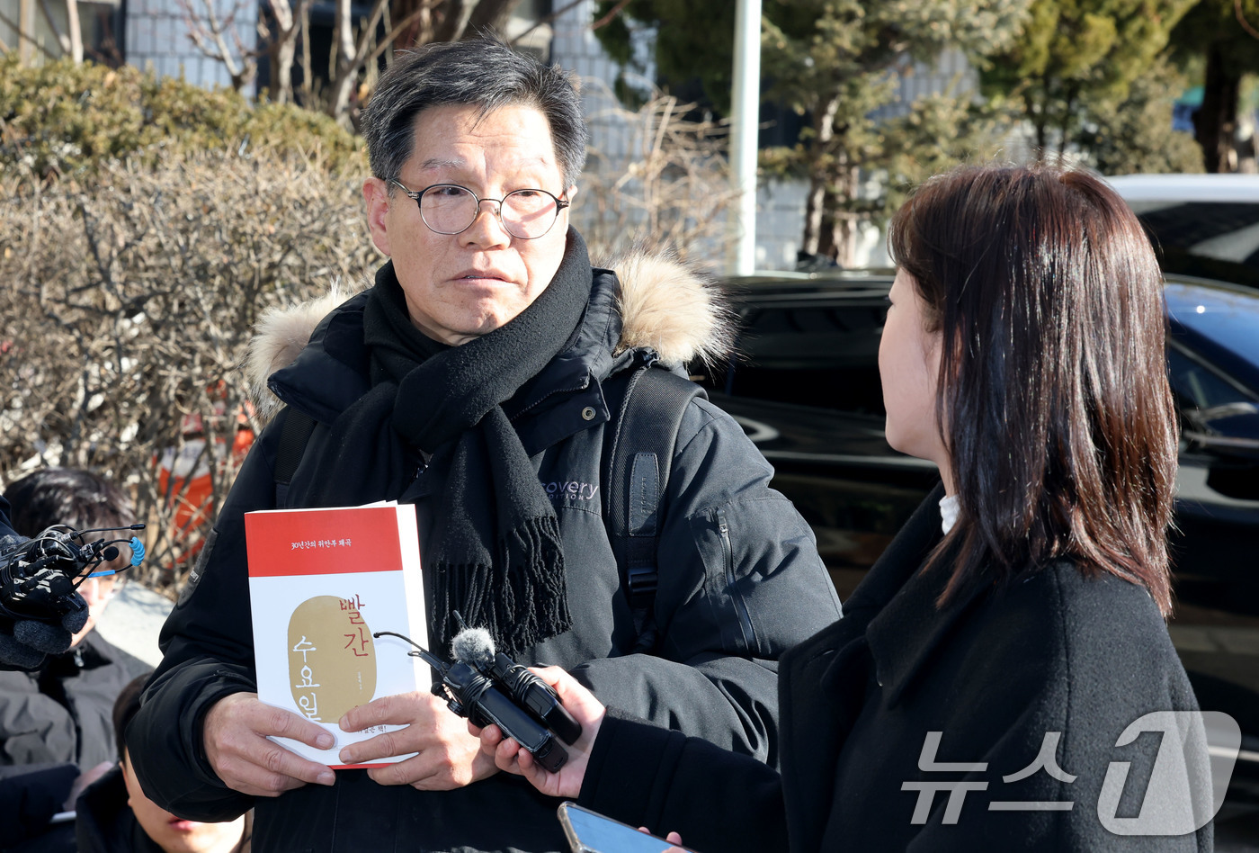 (서울=뉴스1) 이광호 기자 = 소녀상 철거를 요구하며 위안부 피해자들을 모욕한 혐의를 받는 위안부법폐지국민행동의 김병헌 대표가 3일 오전 경찰 조사를 받기 위해 서울 서초경찰서에 …