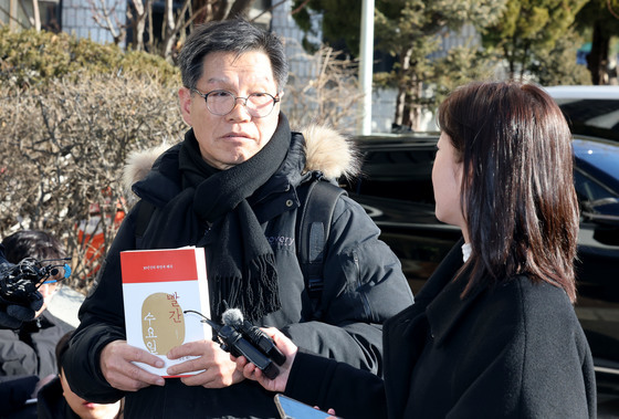 취재진 질문 받는 김병헌 대표