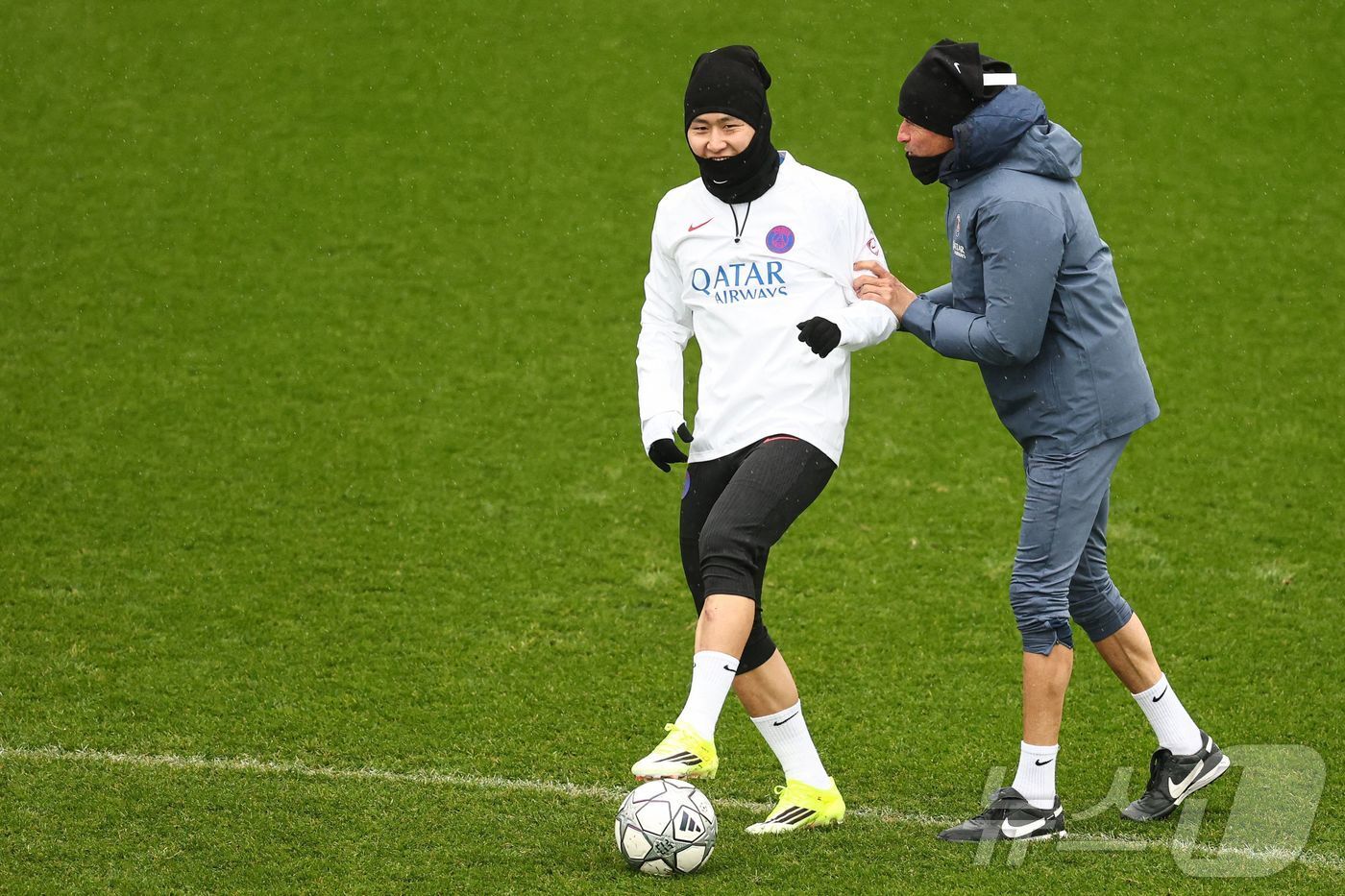 본문 이미지 - 이강인을 '붙잡는' 엔리케 감독 ⓒ AFP=뉴스1