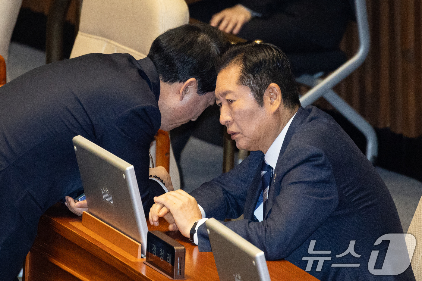 (서울=뉴스1) 유승관 기자 = 정청래 더불어민주당 대표와 박수현 수석대변인이 3일 서울 여의도 국회에서 열린 제432회 국회(임시회) 제2차 본회의에서 대화하고 있다. 2026. …