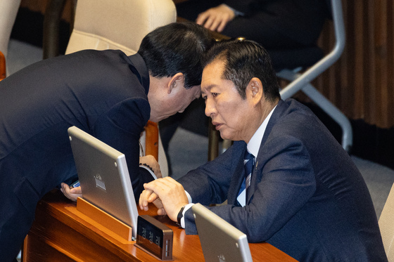 귀엣말 나누는 정청래·박수현