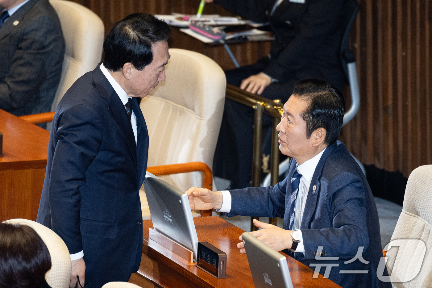 (서울=뉴스1) 유승관 기자 = 정청래 더불어민주당 대표와 박수현 수석대변인이 3일 서울 여의도 국회에서 열린 제432회 국회(임시회) 제2차 본회의에서 대화하고 있다. 2026. …