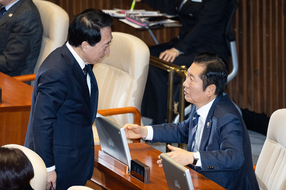 박수현 수석대변인과 대화하는 정청래 민주당 대표