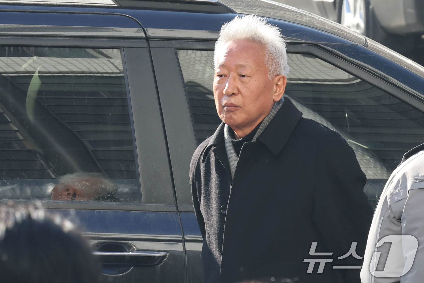 (서울=뉴스1) 이광호 기자 = 소녀상 철거를 요구하며 위안부 피해자들을 모욕한 혐의를 받는 위안부법폐지국민행동의 김병헌 대표가 3일 오전 경찰 조사를 받기 위해 서울 서초경찰서에 …