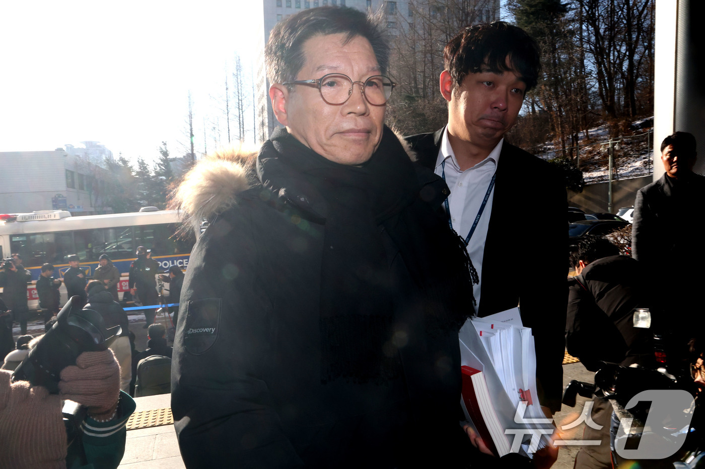 (서울=뉴스1) 이광호 기자 = 소녀상 철거를 요구하며 위안부 피해자들을 모욕한 혐의를 받는 위안부법폐지국민행동의 김병헌 대표가 3일 오전 경찰 조사를 받기 위해 서울 서초경찰서에 …