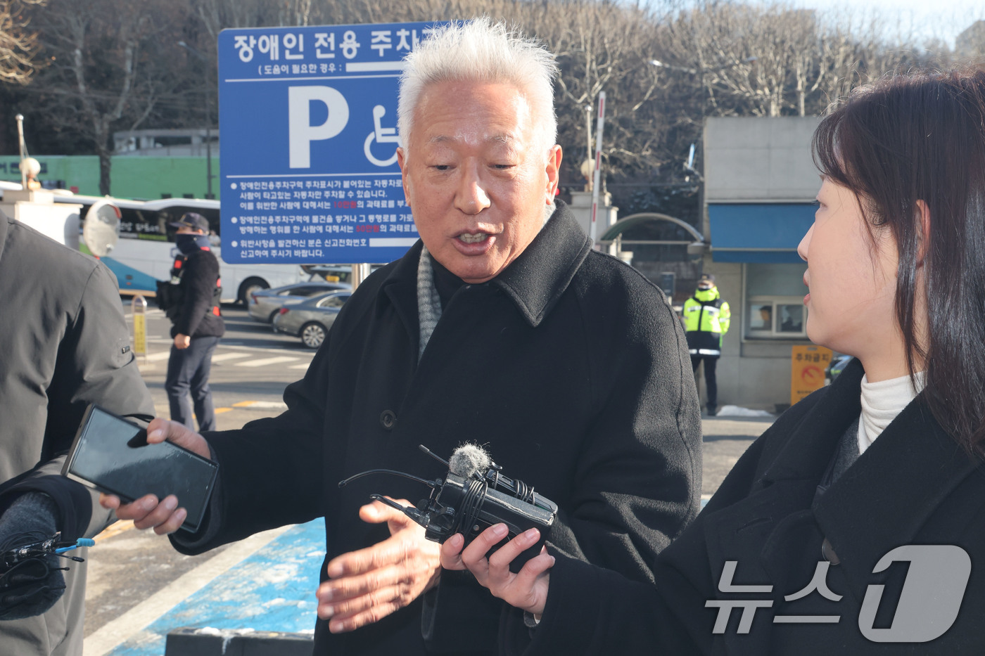 (서울=뉴스1) 이광호 기자 = 소녀상 철거를 요구하며 위안부 피해자들을 모욕한 혐의를 받는 위안부법폐지국민행동의 김병헌 대표가 3일 오전 경찰 조사를 받기 위해 서울 서초경찰서에 …