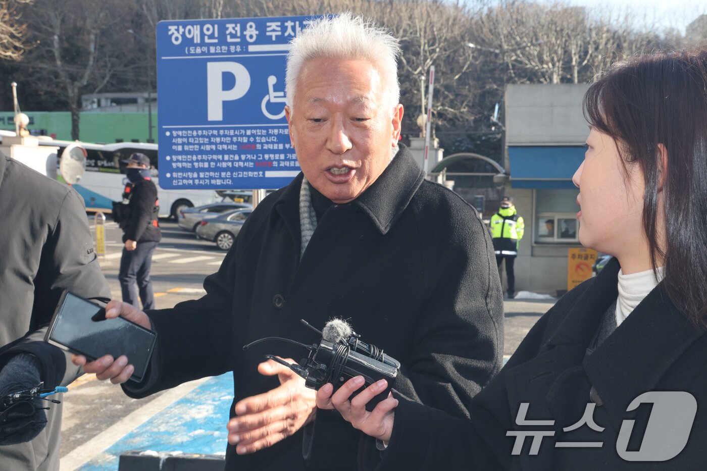 본문 이미지 - 소녀상 철거를 요구하며 위안부 피해자들을 모욕한 혐의를 받는 위안부법폐지국민행동의 김병헌 대표가 3일 오전 경찰 조사를 받기 위해 서울 서초경찰서에 출석했다. 김 대표의 경찰 조사 출석에 동행한 류석춘 전 연세대 교수가 취재진의 질문에 답하고 있다. 2026.2.3/뉴스1 ⓒ News1 이광호 기자