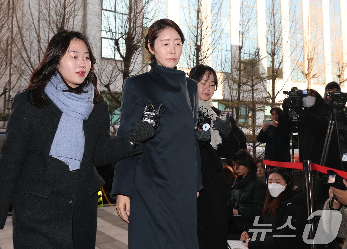 본문 이미지 - 공천헌금 1억원을 수수한 혐의를 받는 강선우 무소속 의원이 2차 경찰 조사를 받기 위해 3일 오전 서울 마포구 서울경찰청 광역수사단 공공범죄수사대로 출석하고 있다. 2026.2.3/뉴스1 ⓒ News1 오대일 기자