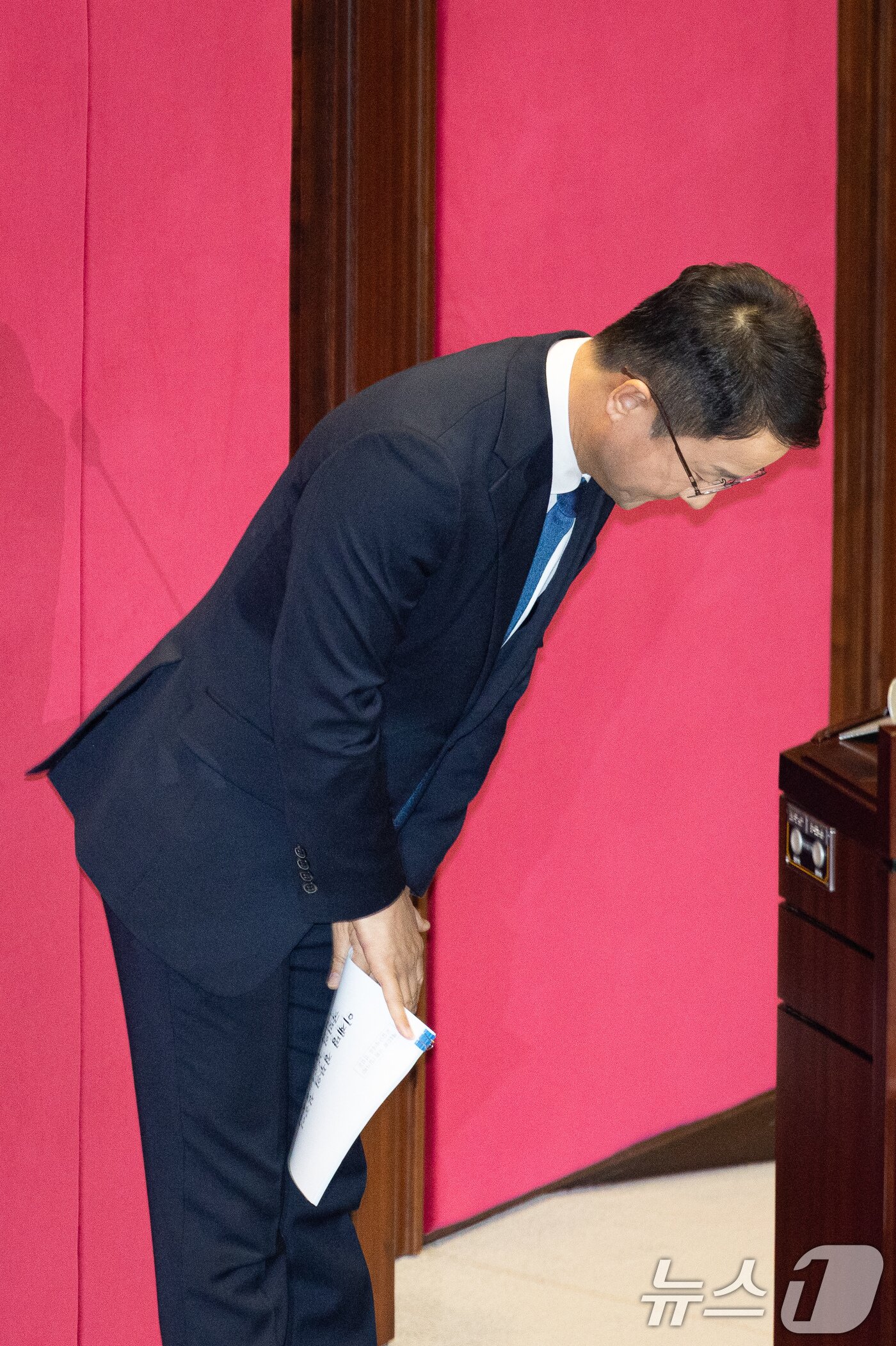 본문 이미지 - 한병도 더불어민주당 원내대표가 3일 서울 여의도 국회에서 열린 제432회 국회(임시회) 제2차 본회의에서 국정에 관한 교섭단체 대표연설을 마친 후 고개 숙여 인사하고 있다. 2026.2.3/뉴스1 ⓒ News1 유승관 기자