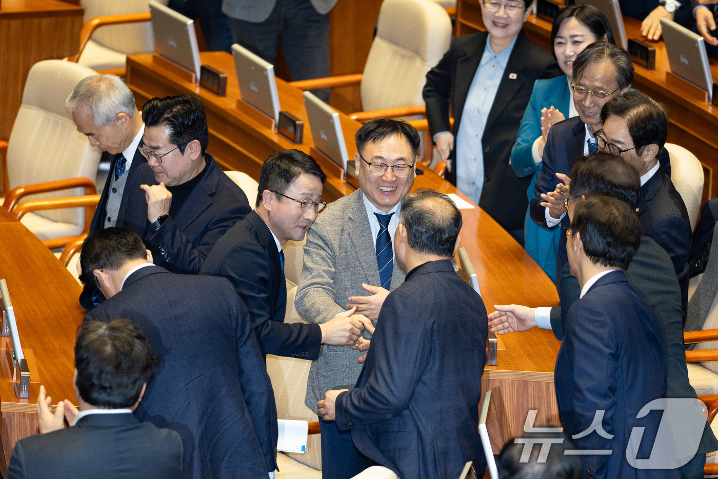 (서울=뉴스1) 유승관 기자 = 한병도 더불어민주당 원내대표가 3일 서울 여의도 국회에서 열린 제432회 국회(임시회) 제2차 본회의에서 국정에 관한 교섭단체 대표연설을 마친 후 …