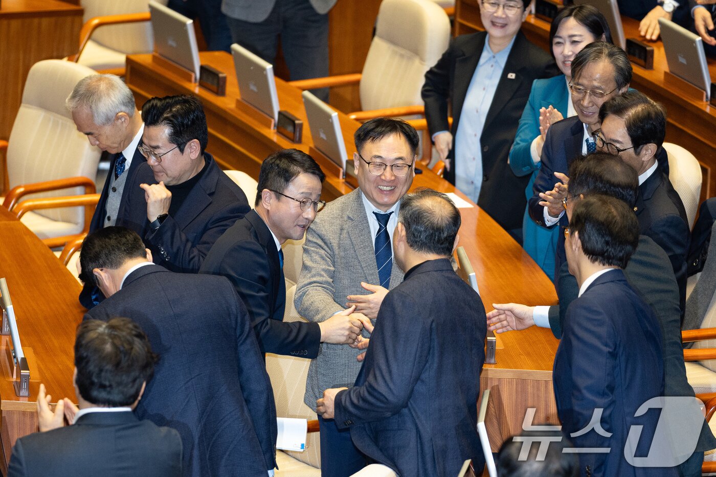 본문 이미지 - 한병도 더불어민주당 원내대표가 3일 서울 여의도 국회에서 열린 제432회 국회(임시회) 제2차 본회의에서 국정에 관한 교섭단체 대표연설을 마친 후 동료 의원들과 인사하고 있다. 2026.2.3/뉴스1 ⓒ News1 유승관 기자