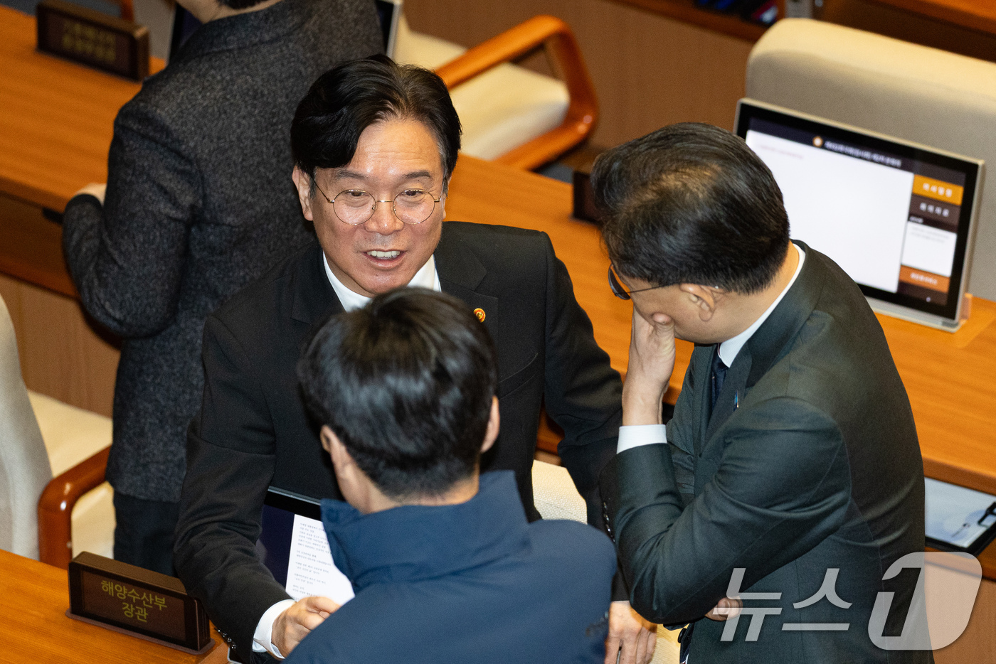 (서울=뉴스1) 유승관 기자 = 김영훈 고용노동부 장관이 3일 서울 여의도 국회에서 열린 제432회 국회(임시회) 제2차 본회의에서 의원들과 대화하고 있다. 2026.2.3/뉴스1 …