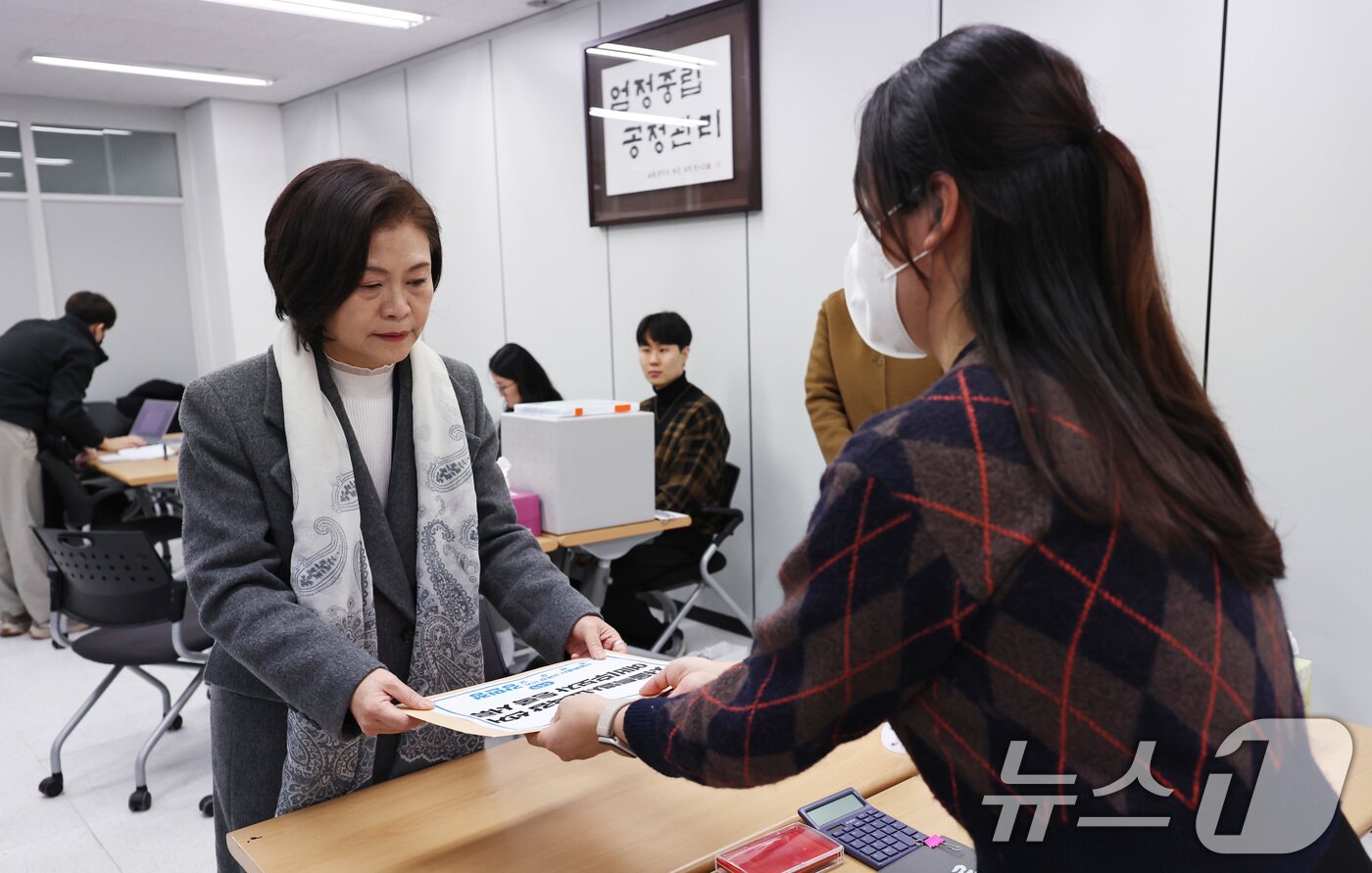 본문 이미지 - 강민정 서울시교육감 예비후보가 제8회 전국동시지방선거를 120일 앞둔 3일 오전 서울 종로구 서울시선거관리위원회에서 예비후보 등록을 하고 있다. 2026.2.3/뉴스1 ⓒ News1 구윤성 기자