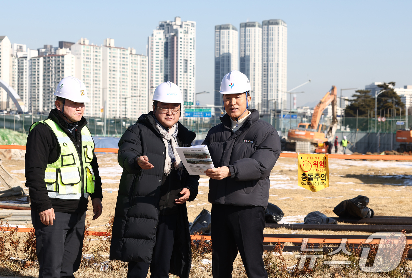 (서울=뉴스1) 김민지 기자 = 오세훈 서울시장이 3일 오전 서울 성동구 삼표레미콘 부지 사업 현장을 찾아 추진현황을 점검하고 있다.한편 이날 서울시는 성수동1가 683번지 '서울 …