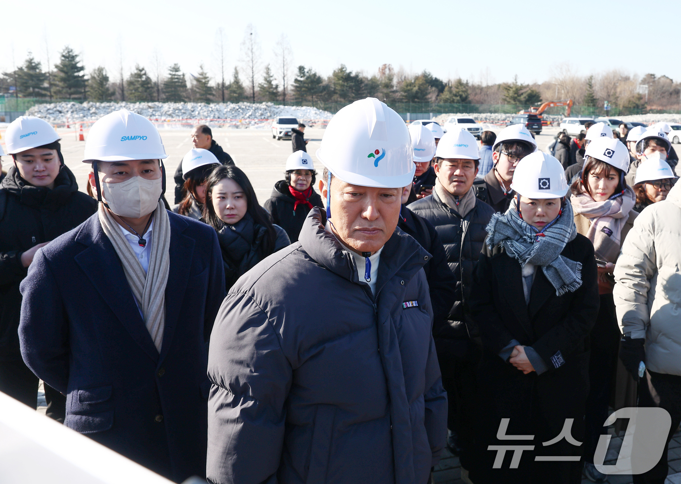 (서울=뉴스1) 김민지 기자 = 오세훈 서울시장이 3일 오전 서울 성동구 삼표레미콘 부지 사업 현장을 찾아  사업 진행 현황에 대한 브리핑을 듣고 있다.한편 이날 서울시는 성수동1 …