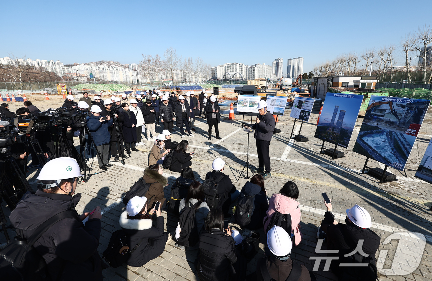 (서울=뉴스1) 김민지 기자 = 오세훈 서울시장이 3일 오전 서울 성동구 삼표레미콘 부지 사업 현장을 찾아 추진현황을 점검한 뒤 발언하고 있다.한편 이날 서울시는 성수동1가 683 …