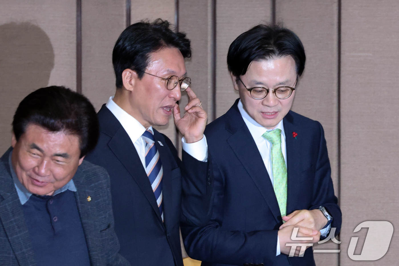 (서울=뉴스1) 신웅수 기자 = 김민석 국무총리와 김정관 산업통상부 장관이 3일 서울 여의도 국회에서 열린 제432회국회(임시회) 제2차 본회의에서 대화하고 있다. 2026.2.3 …