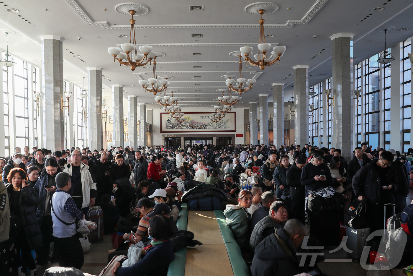 (신화=뉴스1) 정은지 특파원 = 중국 춘제 특별 수송 기간인 춘윈 첫날인 2일 베이징역에 기차에 탑승하기 위해 승객들이 기다리고 있다. 2026.2.3ⓒ 신화=뉴스1