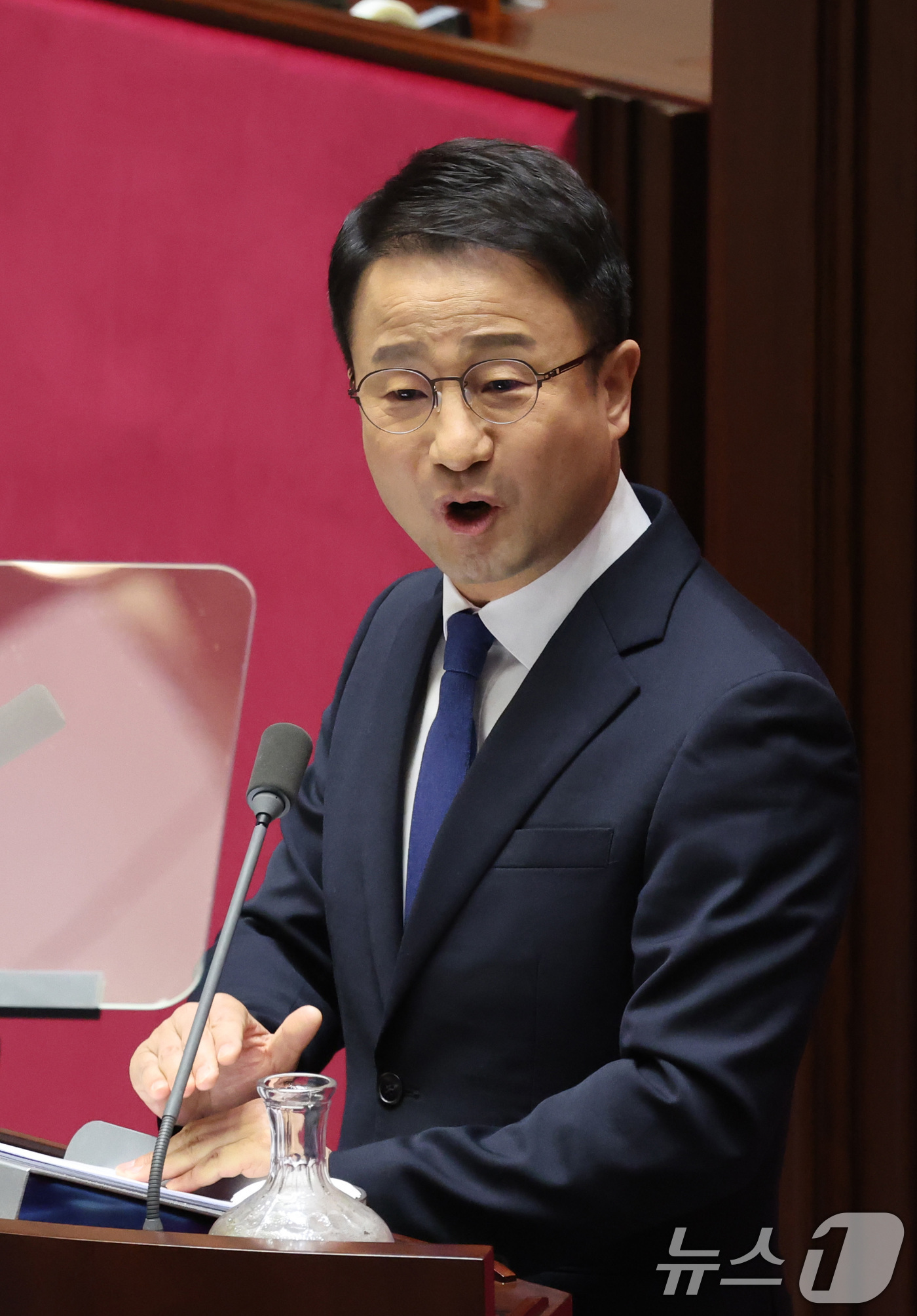 (서울=뉴스1) 신웅수 기자 = 한병도 더불어민주당 원내대표가 3일 서울 여의도 국회에서 열린 제432회국회(임시회) 제2차 본회의에서 국정에 관한 교섭단체 대표연설을 하고 있다. …