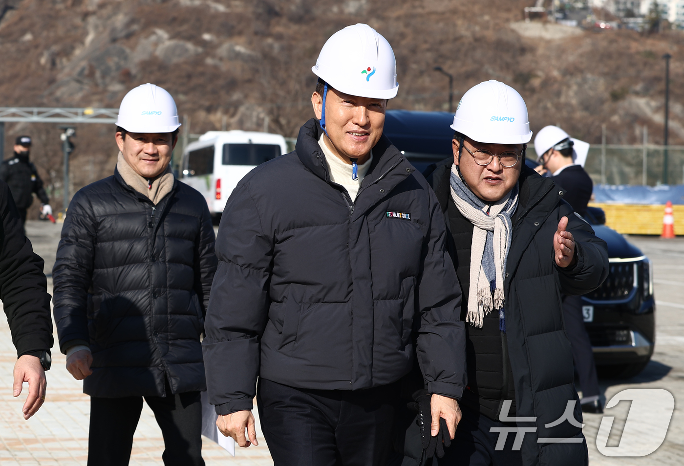 (서울=뉴스1) 김민지 기자 = 오세훈 서울시장이 3일 오전 서울 성동구 삼표레미콘 부지 사업 현장을 진행 상황을 점검하고 있다. 2026.2.3/뉴스1