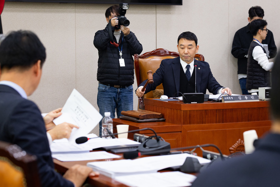 의사봉 두드리는 김용민 법사위 법안심사1소위원장