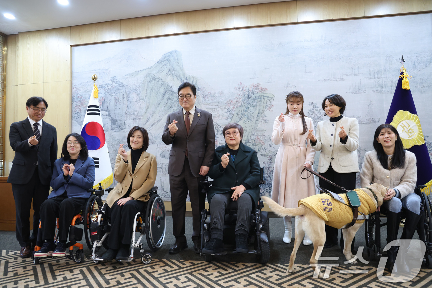 (서울=뉴스1) 신웅수 기자 = 우원식 국회의장이 3일 서울 여의도 국회에서 열린 유엔 장애인권리위원장·장애여성 국회의원 간담회에서 참석자들과 기념촬영을 하고 있다. 2026.2. …