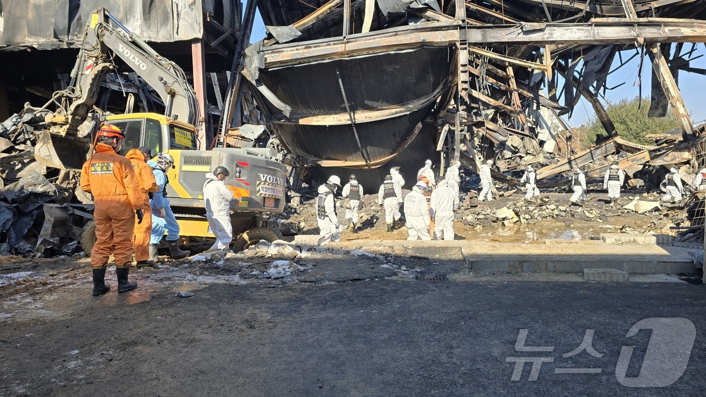 (충주=뉴스1) 윤원진 기자 = 3일 충북 음성군 맹동면 생활용품 제조공장 화재현장에서 합동 감식이 진행되고 있다. 이 공장은 지난달 30일 오후 2시 55분쯤 대형 화재가 발생해 …