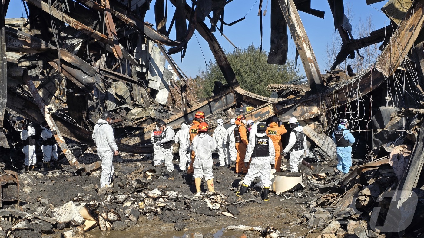 (충주=뉴스1) 윤원진 기자 = 3일 충북 음성군 맹동면 생활용품 제조공장 화재현장에서 합동 감식이 진행되고 있다. 이 공장은 지난달 30일 오후 2시 55분쯤 대형 화재가 발생해 …