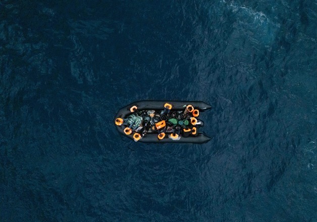 4시간 헤엄쳐 표류 가족 구한 13세 濠소년…"속도 내려 구명조끼도 벗었다"