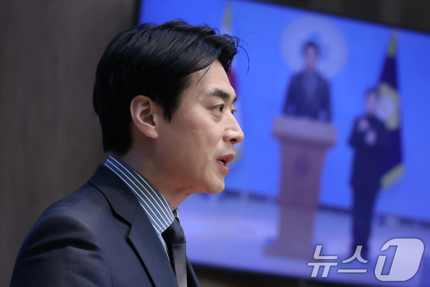 (서울=뉴스1) 신웅수 기자 = 한준호 더불어민주당 의원이 3일 서울 여의도 국회 소통관에서 조국혁신당과의 합당 관련 기자회견을 하고 있다. 2026.2.3/뉴스1