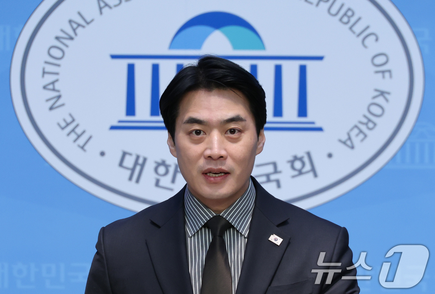 (서울=뉴스1) 신웅수 기자 = 한준호 더불어민주당 의원이 3일 서울 여의도 국회 소통관에서 조국혁신당과의 합당 관련 기자회견을 하고 있다. 2026.2.3/뉴스1