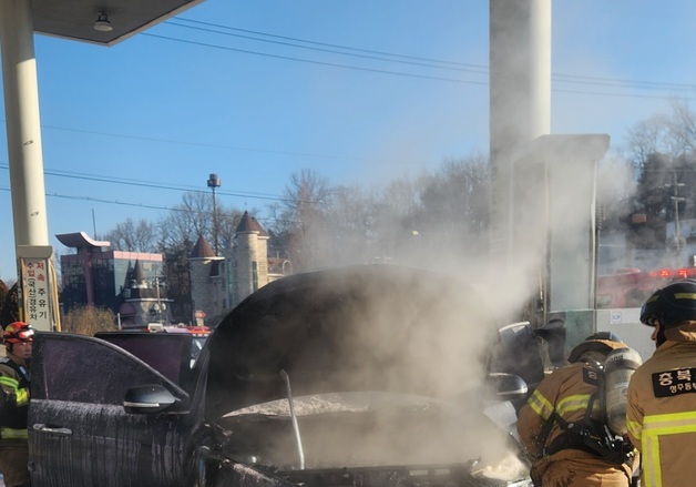 청주 주유소 기름 넣고 시동 건 차량서 불…인명피해 없어