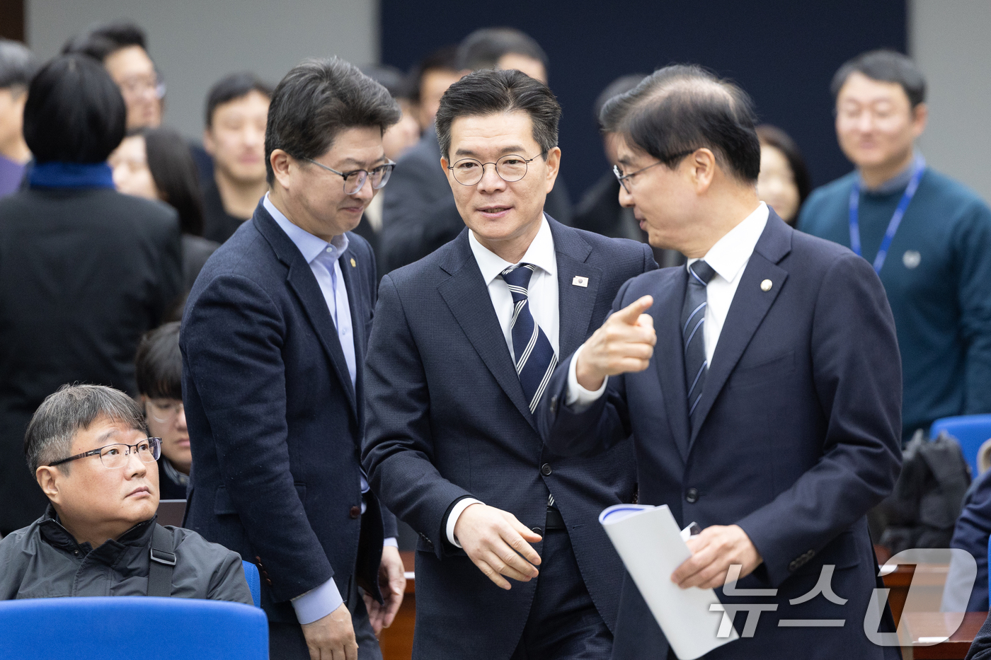 (서울=뉴스1) 이승배 기자 = 정원오 성동구청장이 3일 서울 여의도 국회 도서관에서 열린 서울시 시내버스 준공영제 정책 토론회에 참석하고 있다. 2026.2.3/뉴스1