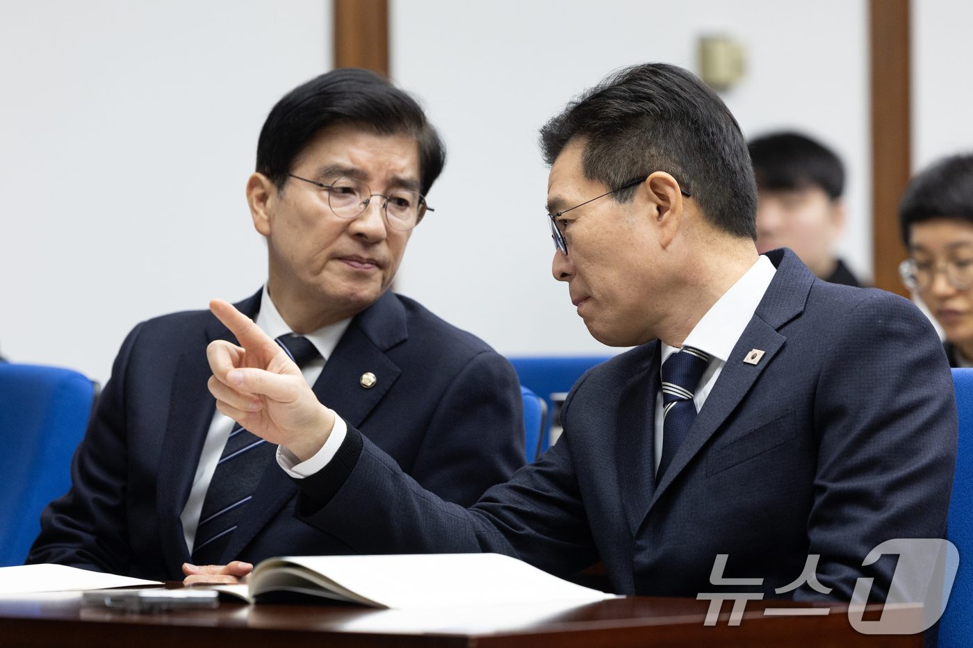 (서울=뉴스1) 이승배 기자 = 정원오 성동구청장이 3일 서울 여의도 국회 도서관에서 열린 서울시 시내버스 준공영제 정책 토론회에서 이해식 더불어민주당 의원과 대화하고 있다. 20 …