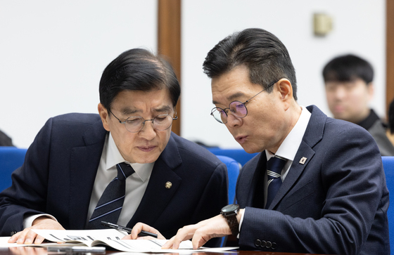 대화 나누는 이해식 의원과 정원오 성동구청장