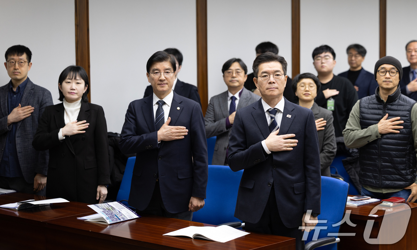 (서울=뉴스1) 이승배 기자 = 정원오 성동구청장이 3일 서울 여의도 국회 도서관에서 열린 서울시 시내버스 준공영제 정책 토론회에서 국민의례하고 있다. 2026.2.3/뉴스1