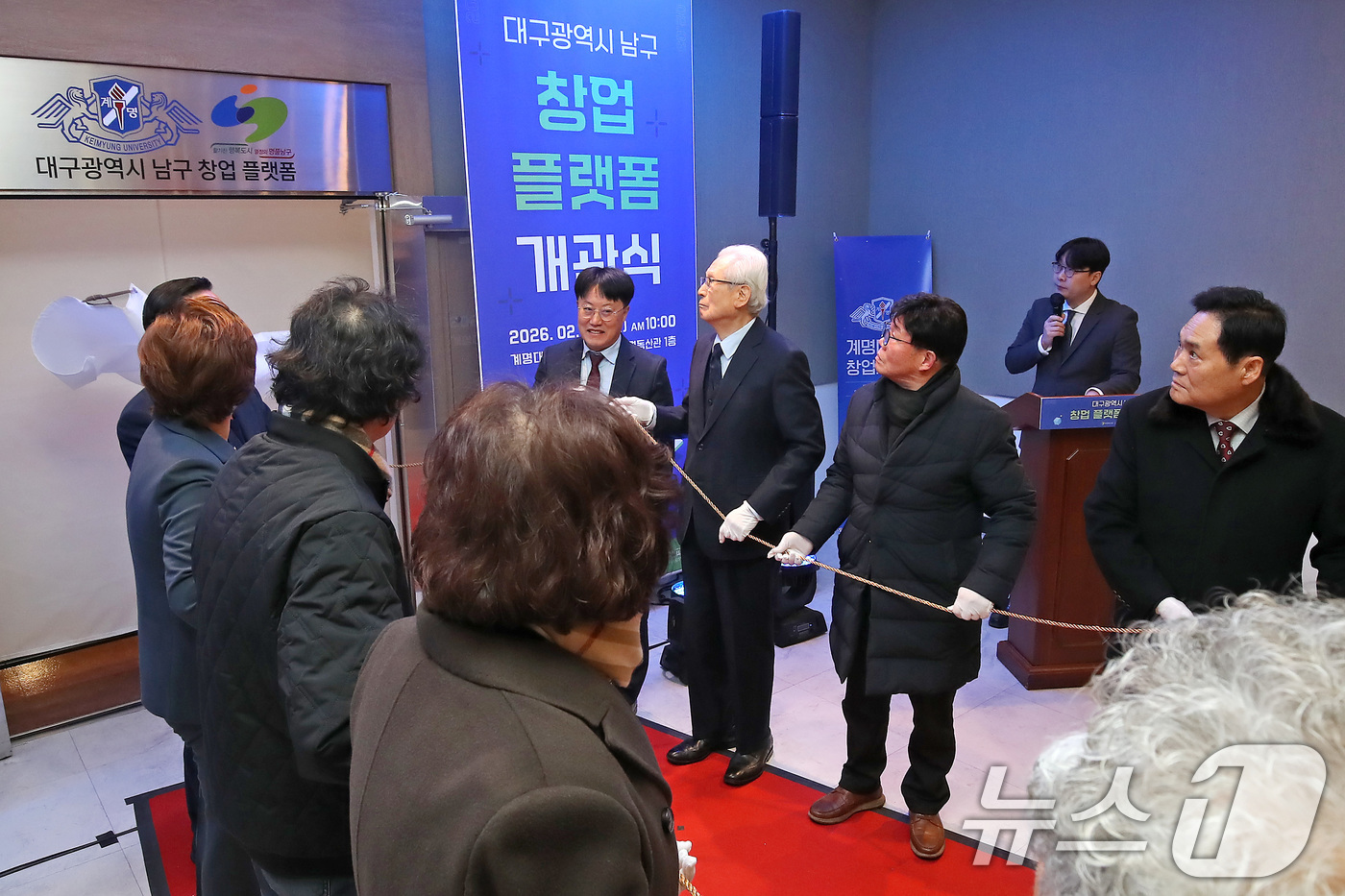 (대구=뉴스1) 공정식 기자 = 3일 오전 대구 남구 계명대학교 대명캠퍼스에서 열린 '대구 남구 창업 플랫폼' 개관식에서 신일희 계명대 총장과 조재구 남구청장을 비롯한 내빈들이 개 …