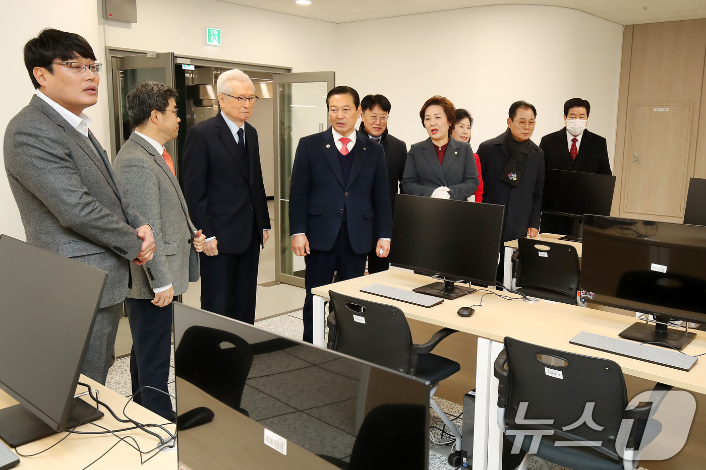 (대구=뉴스1) 공정식 기자 = 3일 오전 대구 남구 계명대학교 대명캠퍼스에서 열린 '대구 남구 창업 플랫폼' 개관식에서 신일희 계명대 총장과 조재구 남구청장을 비롯한 내빈들이 시 …