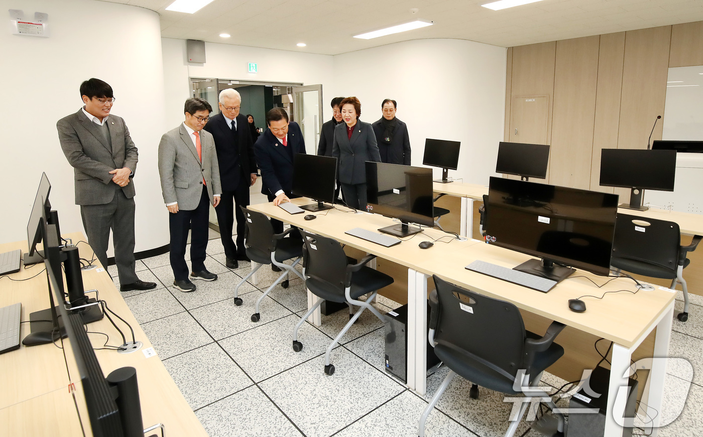 (대구=뉴스1) 공정식 기자 = 3일 오전 대구 남구 계명대학교 대명캠퍼스에서 열린 '대구 남구 창업 플랫폼' 개관식에서 신일희 계명대 총장과 조재구 남구청장을 비롯한 내빈들이 시 …