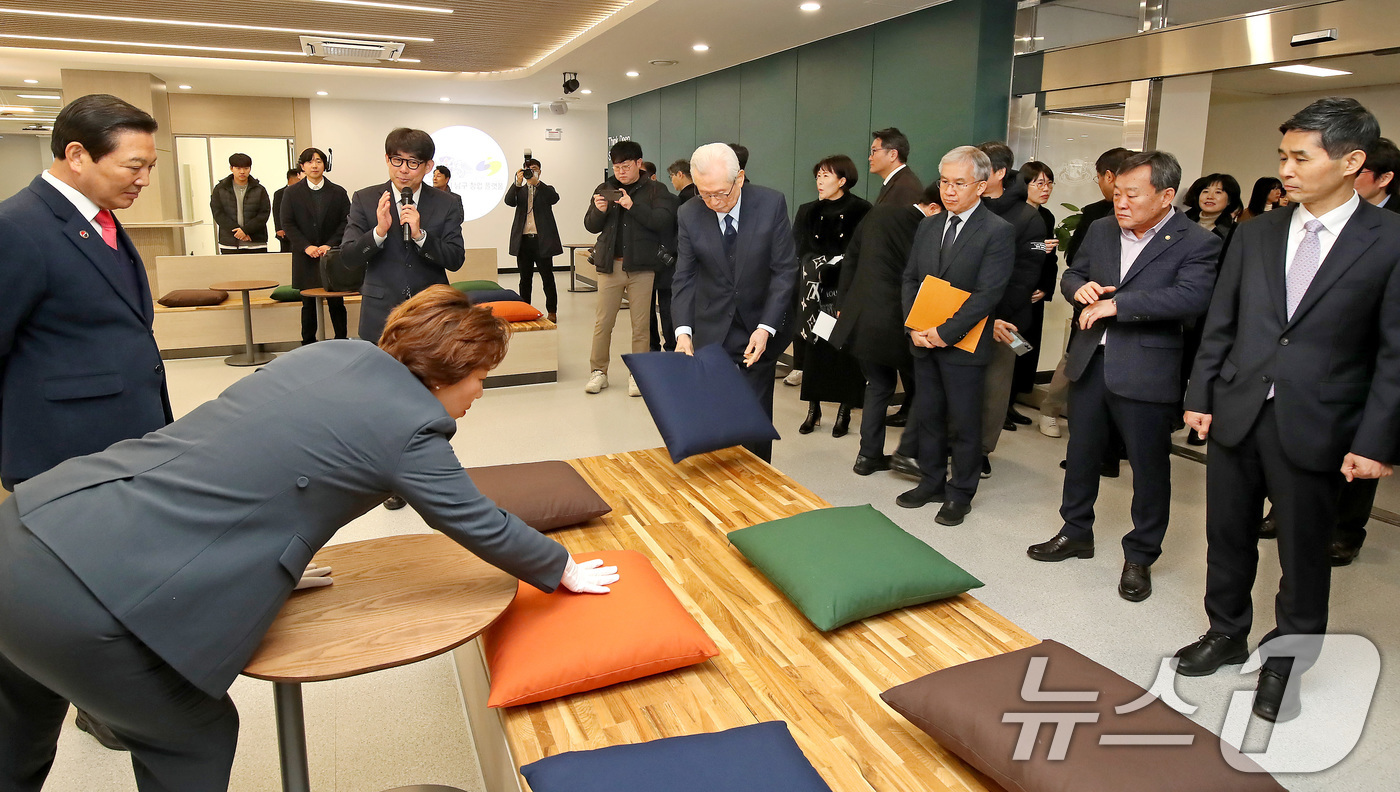 (대구=뉴스1) 공정식 기자 = 3일 오전 대구 남구 계명대학교 대명캠퍼스에서 열린 '대구 남구 창업 플랫폼' 개관식에서 신일희 계명대 총장과 조재구 남구청장을 비롯한 내빈들이 시 …