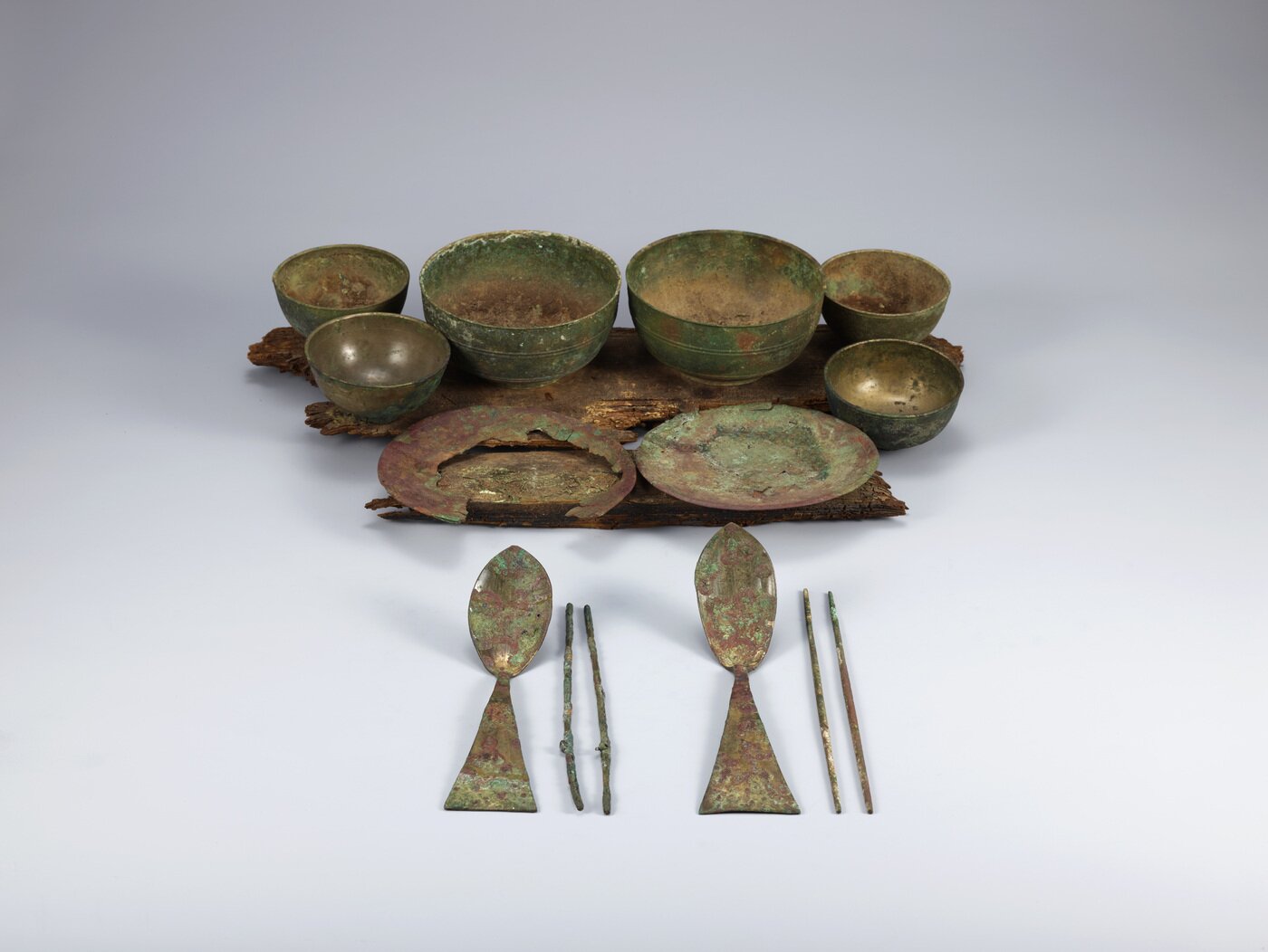 본문 이미지 - 6세기 백제시대 무령왕릉 식기 일괄. 특별전 '우리들의 밥상'에서 선보일 예정이다.(국립중앙박물관 제공)