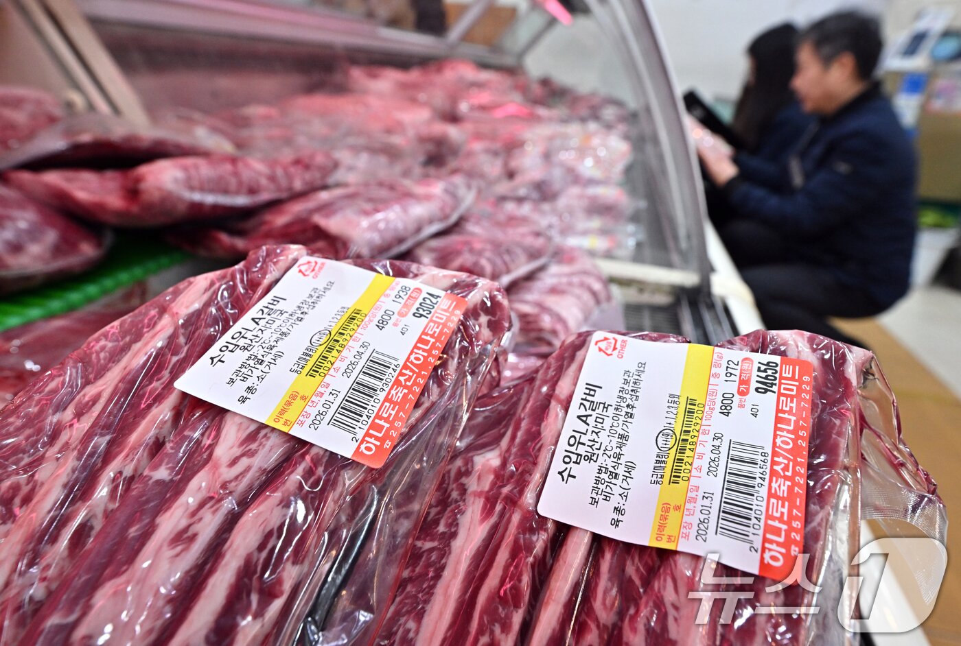 본문 이미지 - 민족 대명절 설을 2주 앞둔 3일 경기 수원시 팔달구 못골시장에서 국립농산물품질관리원 경기지원 수원사무소 관계자들이 설을 앞두고 원산지 표시 점검을 하고 있다. (공동취재) 2026.2.3/뉴스1 ⓒ News1 김영운 기자