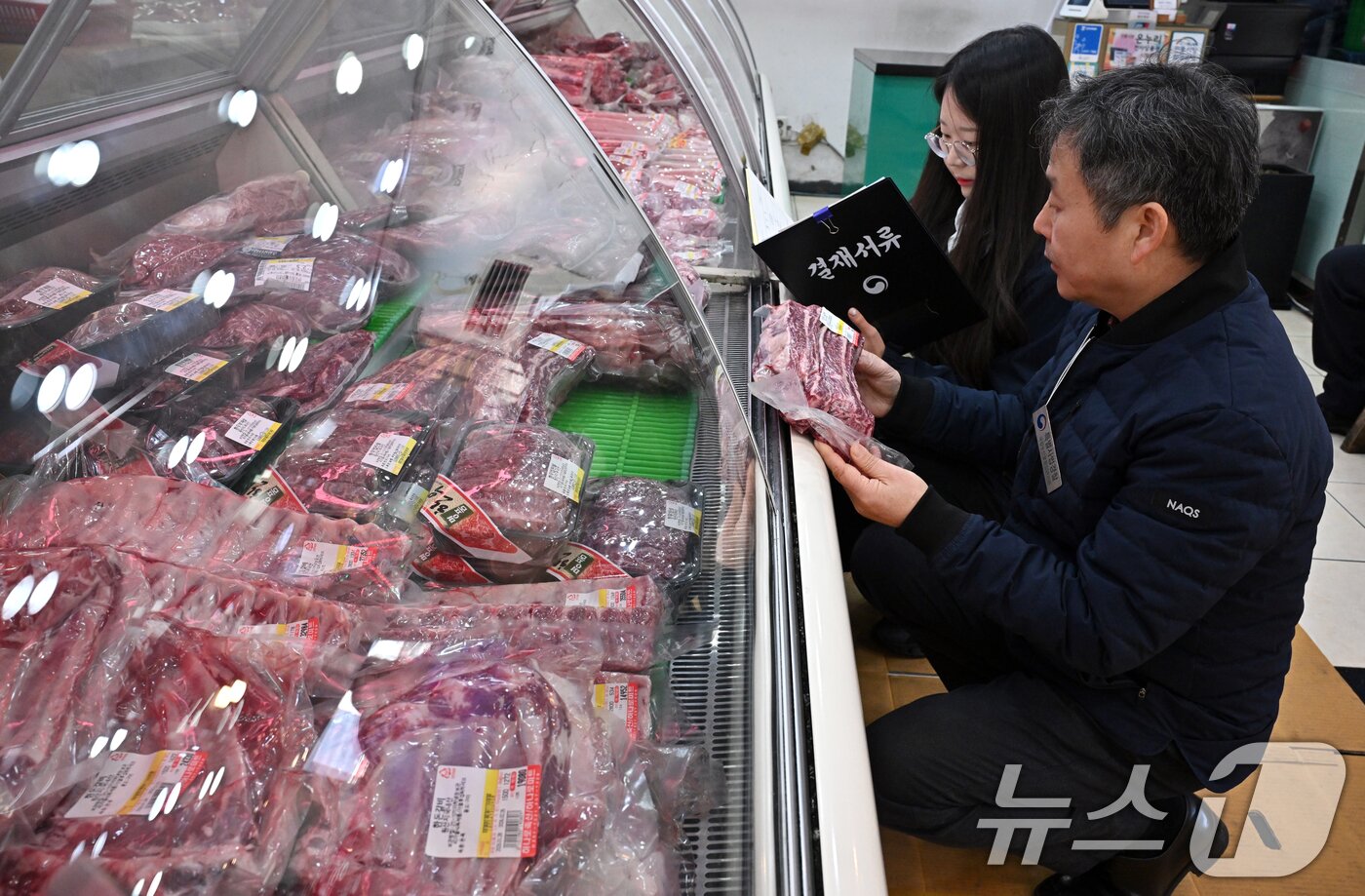 본문 이미지 - 민족 대명절 설을 2주 앞둔 3일 경기 수원시 팔달구 못골시장에서 국립농산물품질관리원 경기지원 수원사무소 관계자들이 설을 앞두고 원산지 표시 점검을 하고 있다. (공동취재) 2026.2.3/뉴스1 ⓒ News1 김영운 기자