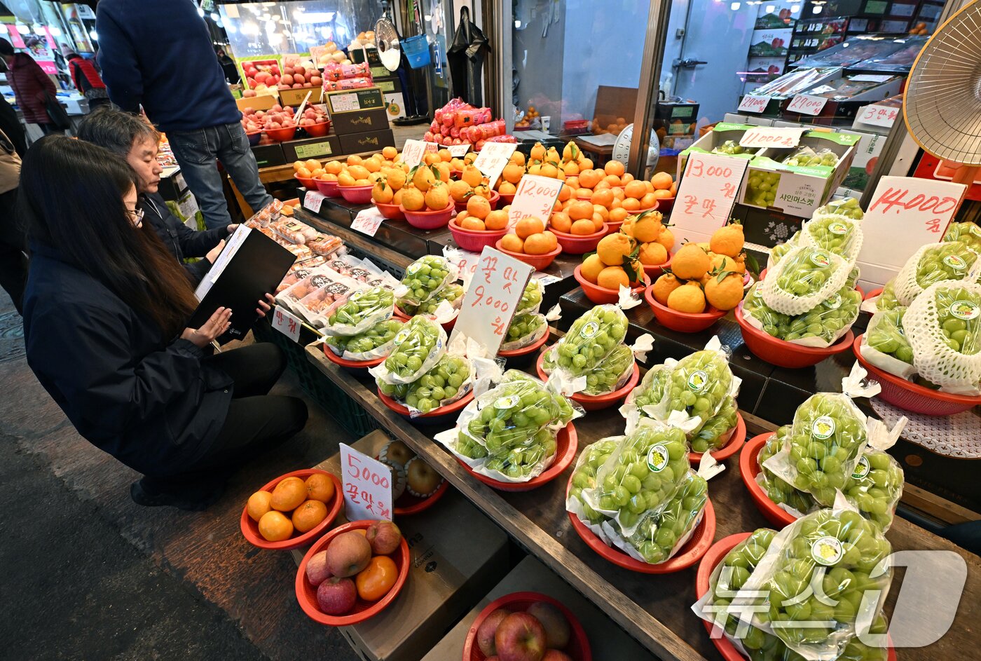 본문 이미지 - 민족 대명절 설을 2주 앞둔 3일 경기 수원시 팔달구 못골시장에서 국립농산물품질관리원 경기지원 수원사무소 관계자들이 설을 앞두고 원산지 표시 점검을 하고 있다. (공동취재) 2026.2.3/뉴스1 ⓒ News1 김영운 기자