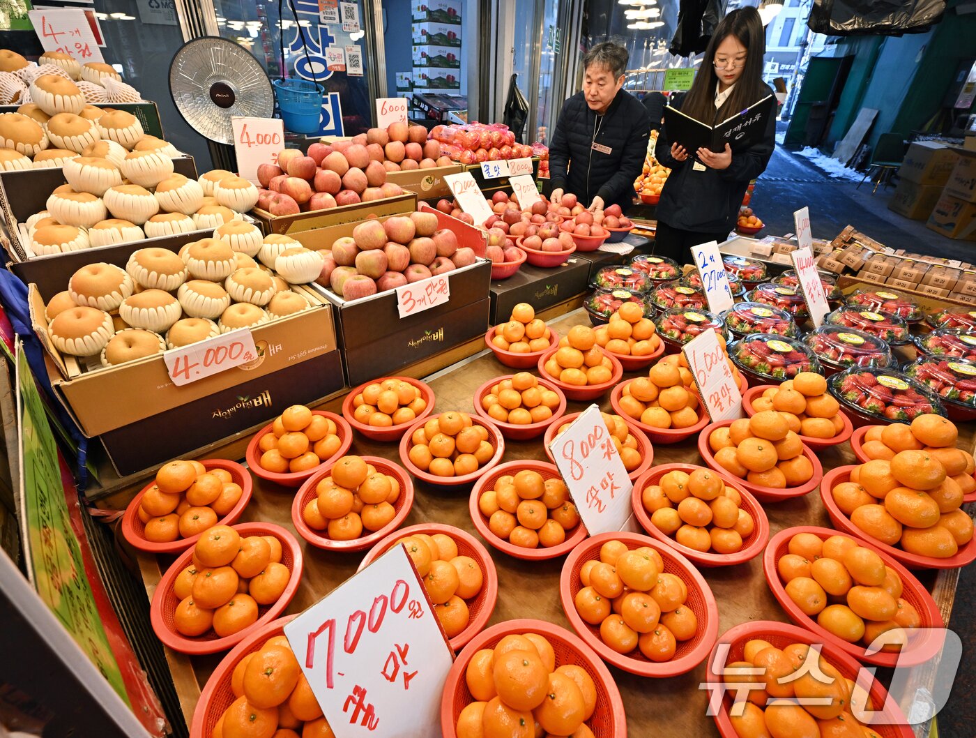 본문 이미지 - 민족 대명절 설을 2주 앞둔 3일 경기 수원시 팔달구 못골시장에서 국립농산물품질관리원 경기지원 수원사무소 관계자들이 설을 앞두고 원산지 표시 점검을 하고 있다. (공동취재) 2026.2.3/뉴스1 ⓒ News1 김영운 기자
